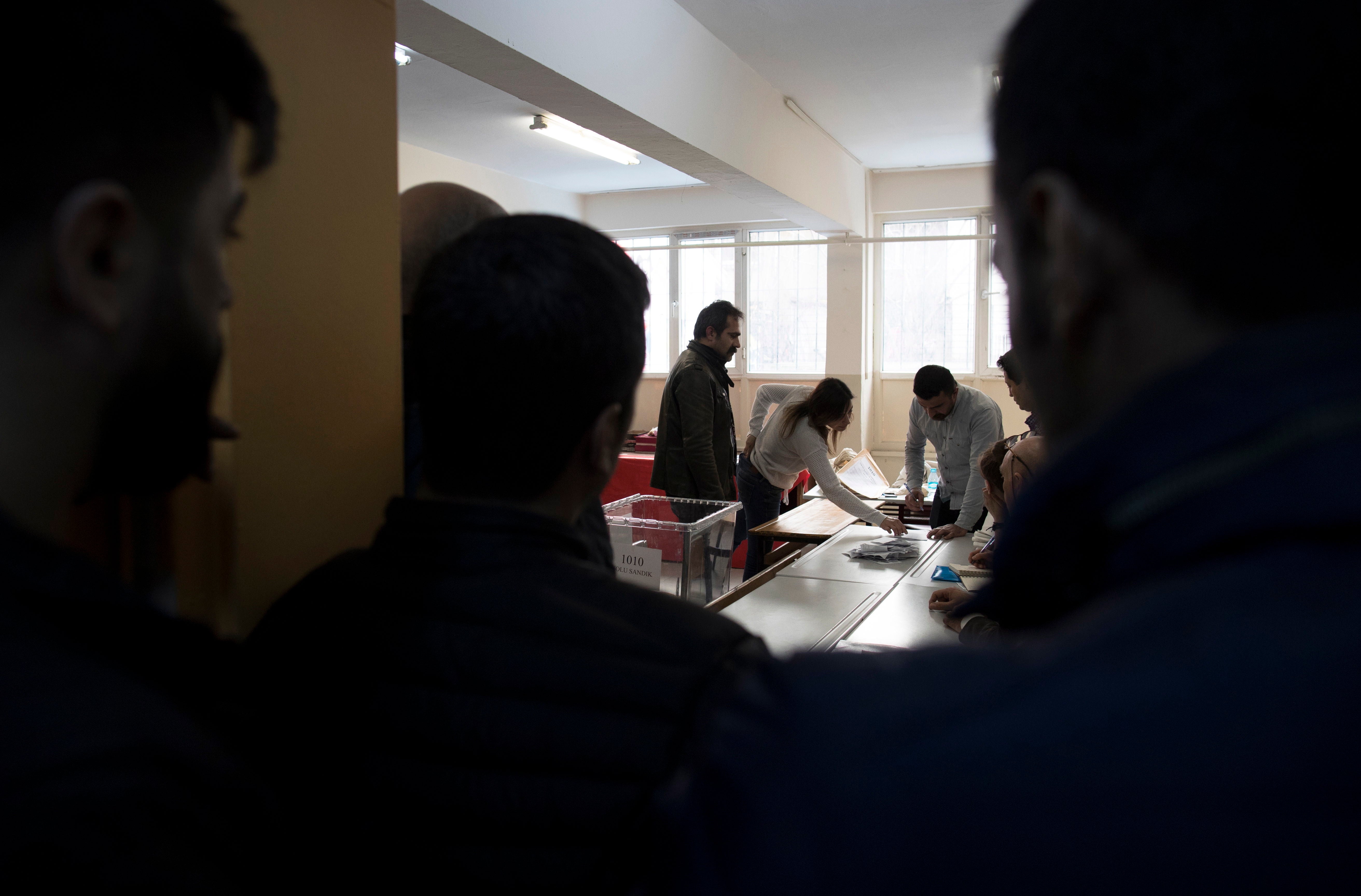 La oposición lidera el recuento en Estambul, según la Junta Electoral La oposición lidera el recuento en Estambul, según la Junta Electoral