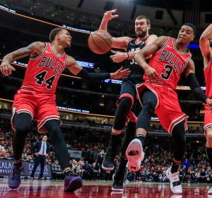 Marc Gasol pelea por un rebote contra los Bulls Marc Gasol pelea por un rebote contra los Bulls