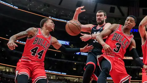 Marc Gasol pelea por un rebote contra los Bulls Marc Gasol pelea por un rebote contra los Bulls
