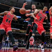 Marc Gasol pelea por un rebote contra los Bulls Marc Gasol pelea por un rebote contra los Bulls