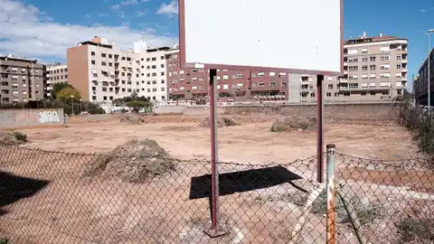 Imatge del solar del carrer Ducat D´Atenes. L´Ajuntament no pot netejar els solars privats però si pot notifica i expedientar als propietaris.