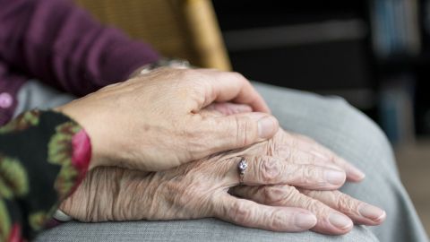 personas mayores dadas de la mano