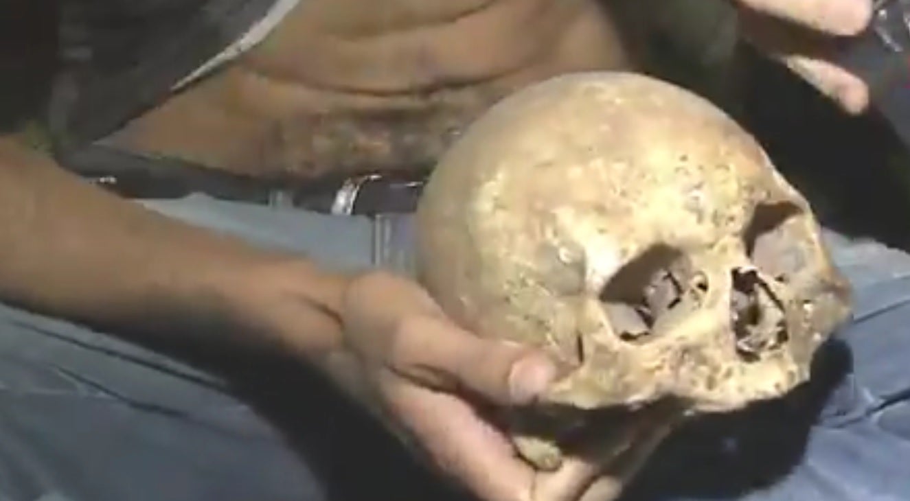 Un hincha del Racing de Avellaneda celebra el título con la calavera de su abuelo Un hincha del Racing de Avellaneda celebra el título con la calavera de su abuelo