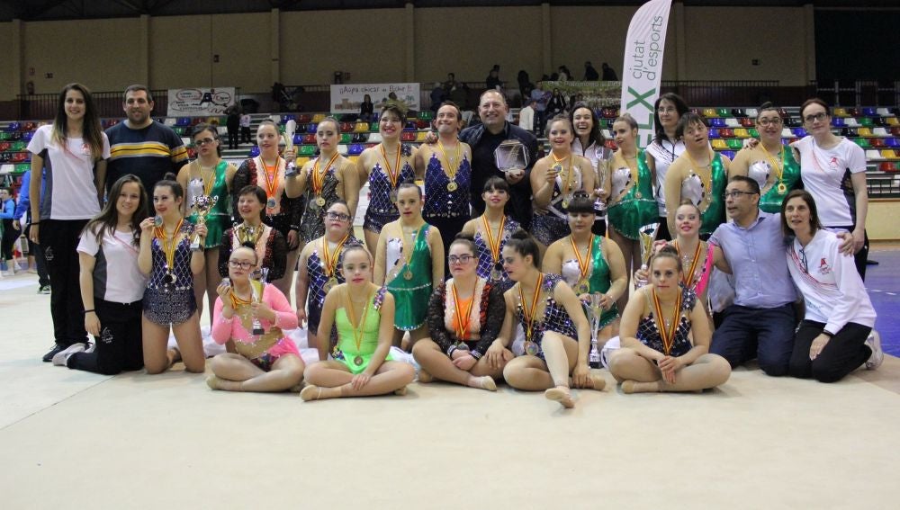 El equipo de gimnastas del Club Deportivo Algar que participó en el campeonato de España de gimnasia rítmica para personas con discapacidad intelectual.