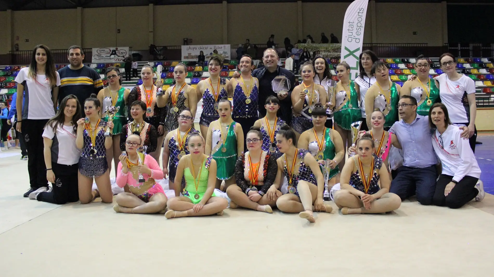 El equipo de gimnastas del Club Deportivo Algar que participó en el campeonato de España de gimnasia rítmica para personas con discapacidad intelectual.
