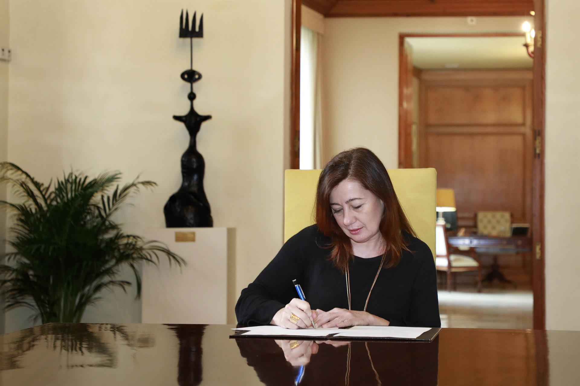 Armengol firma el decreto de disolución del Parlament y la convocatoria de elecciones en Baleares Armengol firma el decreto de disolución del Parlament y la convocatoria de elecciones en Baleares