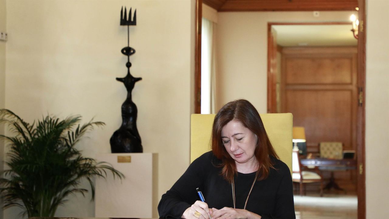 Armengol firma el decreto de disolución del Parlament y la ...