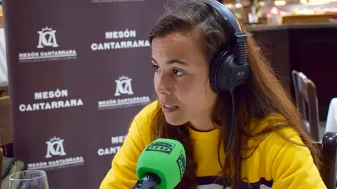 La jugadora del Málaga Raquel García en Onda Deportiva Málaga desde el Mesón Cantarrana La jugadora del Málaga Raquel García en Onda Deportiva Málaga desde el Mesón Cantarrana
