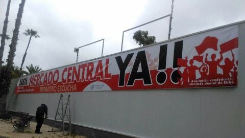 Pancarta reivindicativa en el mercado provisional de Elche