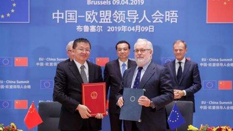 Tusk, Juncker, el primer ministro chino, Li Keqiang, el ministro chino de Energía, Zhang Jianhua, y el comisario de Acción por el Clima y Energía de la Unión Europea, Miguel Arias Cañete. Tusk, Juncker, el primer ministro chino, Li Keqiang, el ministro chino de Energía, Zhang Jianhua, y el comisario de Acción por el Clima y Energía de la Unión Europea, Miguel Arias Cañete.