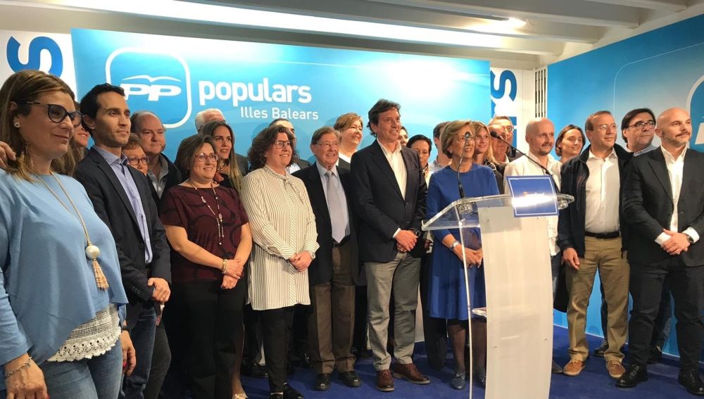 Mateu Isern acompañado de los miembros de la lista 'popular' al Ajuntament de Palma