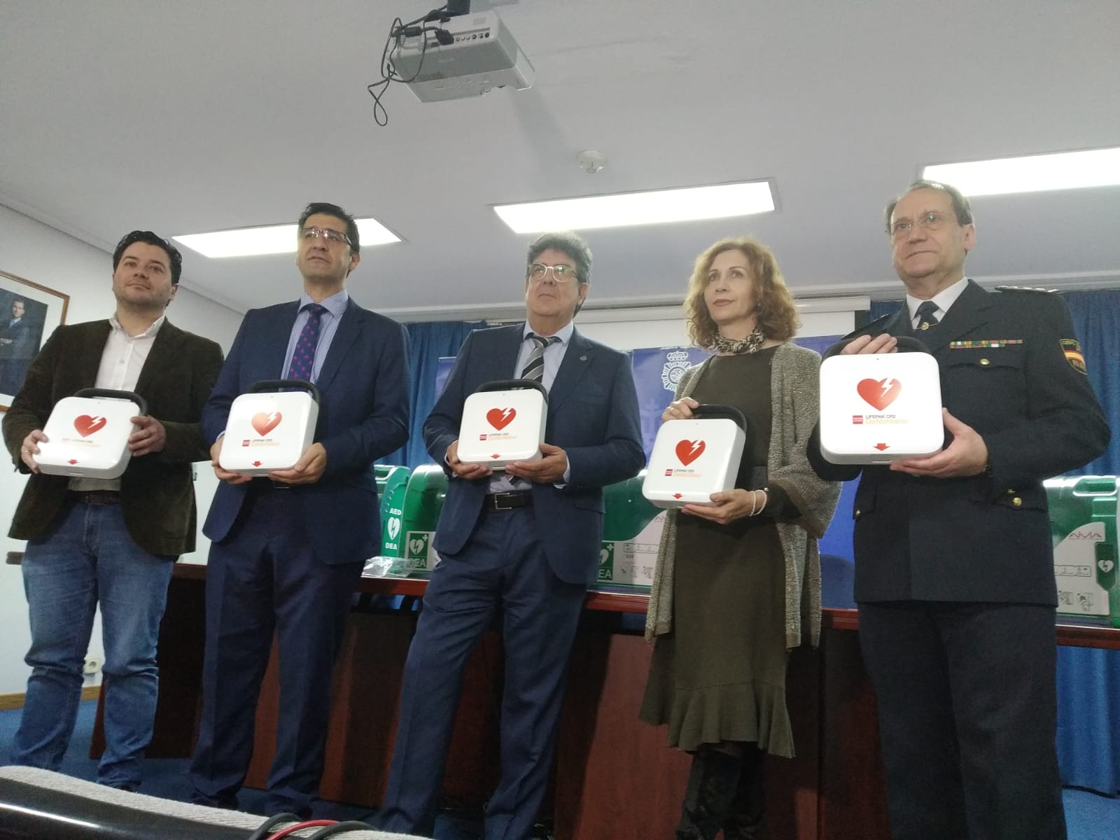 La Diputación entrega a la Policía Nacional 5 desfibriladores La Diputación entrega a la Policía Nacional 5 desfibriladores