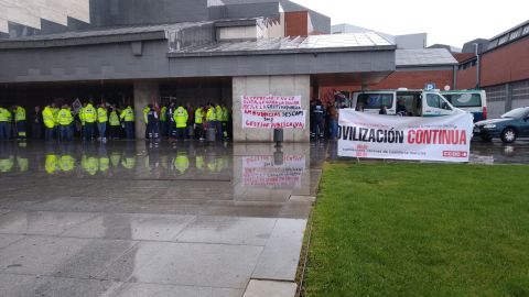 Los trabajadores del transporte sanitario se han concentrado frente al Hospital de Ciudad Real