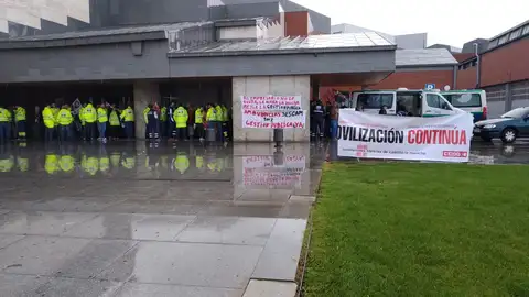 Los trabajadores del transporte sanitario se han concentrado frente al Hospital de Ciudad Real Los trabajadores del transporte sanitario se han concentrado frente al Hospital de Ciudad Real