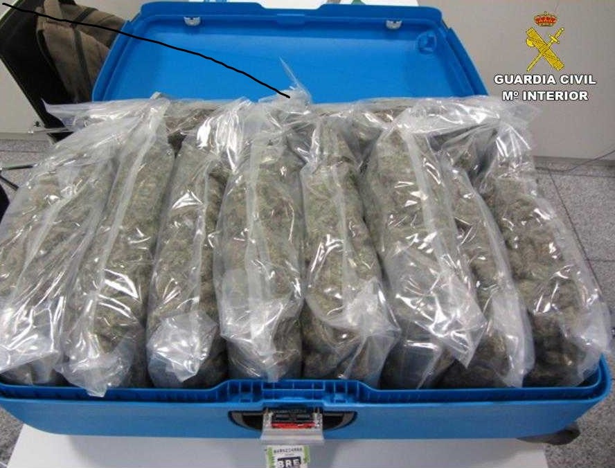 La Guardia Civil detiene en el aeropuerto de El Altet a una mujer con una maleta con más de 11 kilos de marihuana La Guardia Civil detiene en el aeropuerto de El Altet a una mujer con una maleta con más de 11 kilos de marihuana