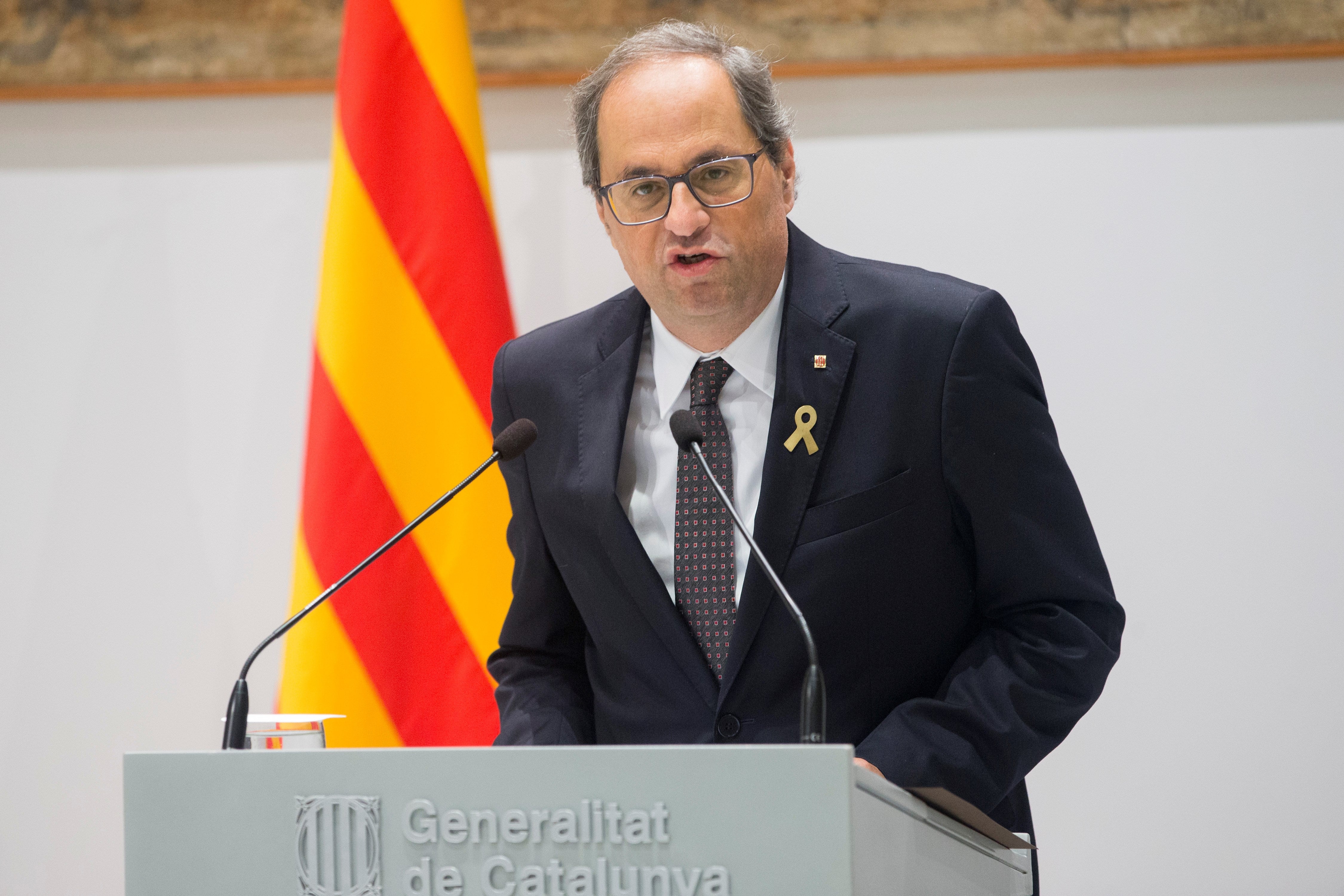 Torra vuelve a colgar la pancarta de los "presos políticos" en la Generalitat Torra vuelve a colgar la pancarta de los "presos políticos" en la Generalitat