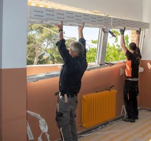 Operarios instalan las nuevas ventanas en el colegio Antonio Machado de la pedanía de Torrellano de Elche. Operarios instalan las nuevas ventanas en el colegio Antonio Machado de la pedanía de Torrellano de Elche.