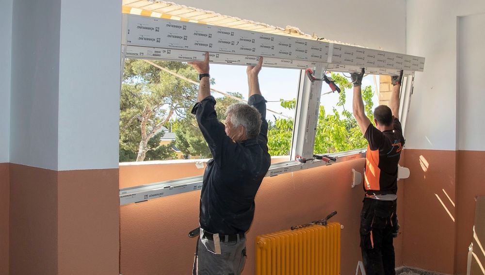 Operarios instalan las nuevas ventanas en el colegio Antonio Machado de la pedanía de Torrellano de Elche.