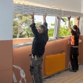 Operarios instalan las nuevas ventanas en el colegio Antonio Machado de la pedanía de Torrellano de Elche.