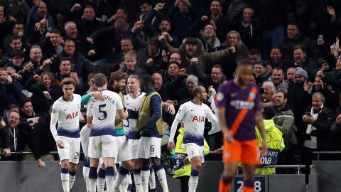 Son, felicitado por sus compa&ntilde;eros tras marcar ante el City