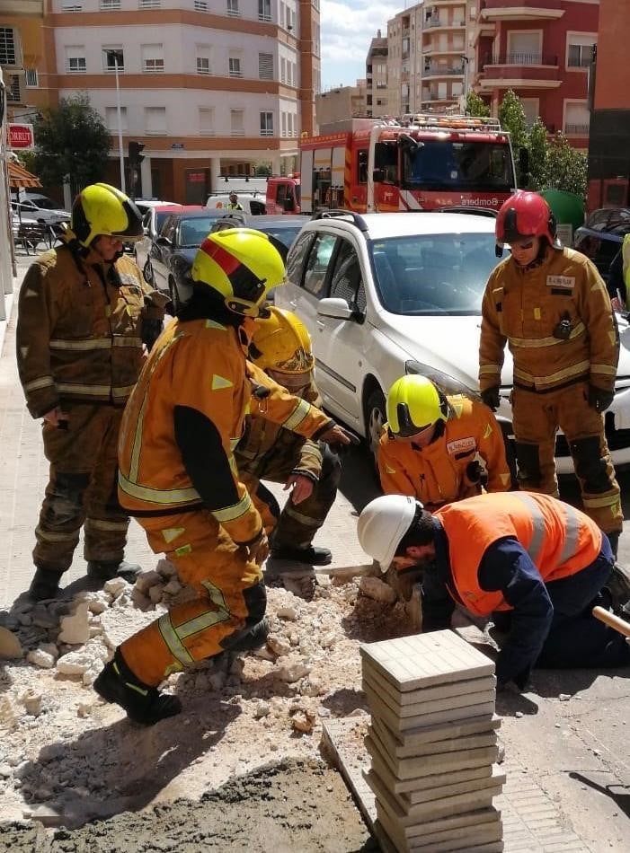 Una fuga de gas confina en sus casas y comercios a vecinos de Crevillent Una fuga de gas confina en sus casas y comercios a vecinos de Crevillent