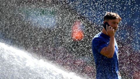 Drinkwater hablando por el m&oacute;vil