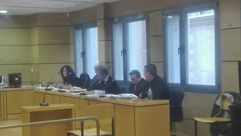 El acusado ha sido declarado culpable de asesinato El acusado ha sido declarado culpable de asesinato