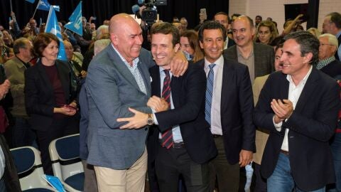 El presidente del PP, Pablo Casado, clausura un acto en el que tambi&eacute;n participan los presidentes del partido en Baleares, Biel Company 