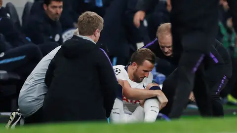 Kane se duele tras la entrada de Delph Kane se duele tras la entrada de Delph
