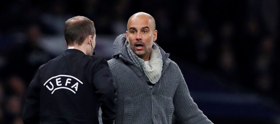 Guardiola comenta una acción con el cuarto árbitro Guardiola comenta una acción con el cuarto árbitro