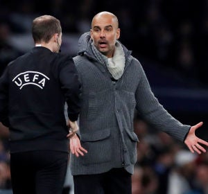 Guardiola comenta una acción con el cuarto árbitro Guardiola comenta una acción con el cuarto árbitro