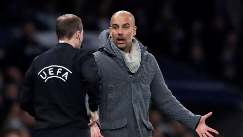 Guardiola comenta una acci&oacute;n con el cuarto &aacute;rbitro