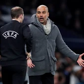 Guardiola comenta una acción con el cuarto árbitro Guardiola comenta una acción con el cuarto árbitro