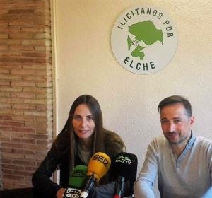 Cristina Martínez, portavoz de Ilicitanos por Elche, y Fernando Durá, portavoz adjunto. Cristina Martínez, portavoz de Ilicitanos por Elche, y Fernando Durá, portavoz adjunto.
