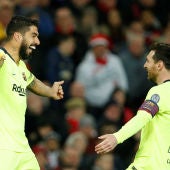 Luis Suárez y Leo Messi celebran un gol en Old Trafford