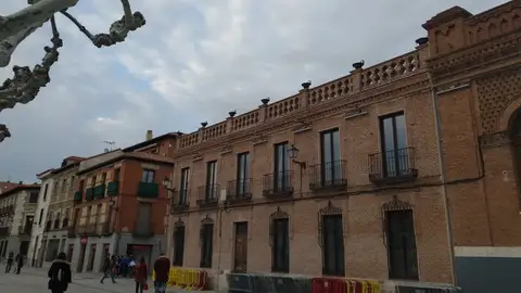 El edificio de la Sociedad de Condueños recupera sus 12 cráteras Ubicado en la Plaza de Cervantes nº 8