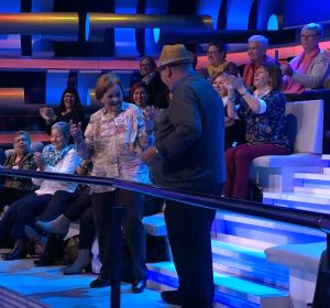 Impresionante baile de el señor del tirol y Palmira en '¡Ahora Caigo!' Impresionante baile de el señor del tirol y Palmira en '¡Ahora Caigo!'