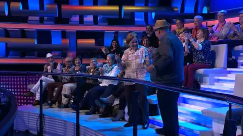 Impresionante baile de el señor del tirol y Palmira en '¡Ahora Caigo!' Impresionante baile de el señor del tirol y Palmira en '¡Ahora Caigo!'