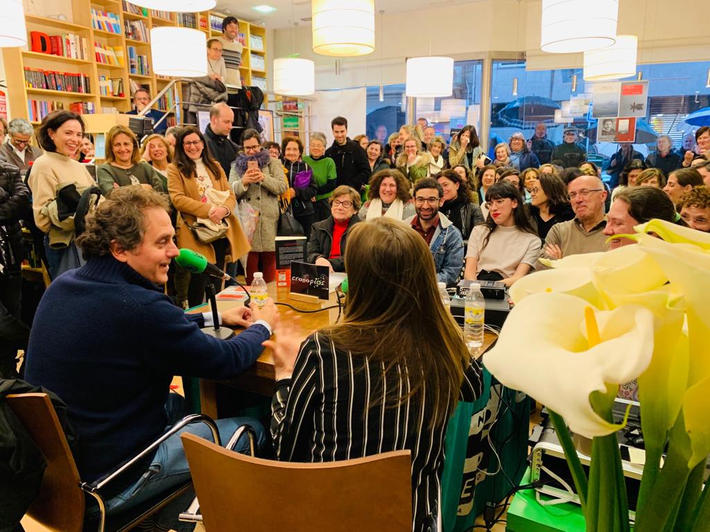 Domingo Villar: "A novela está chea de amor entre pais e fillos porque moitas das miñas bágoas ao falecer meu pai emborrallaron as páxinas" Domingo Villar: "A novela está chea de amor entre pais e fillos porque moitas das miñas bágoas ao falecer meu pai emborrallaron as páxinas"