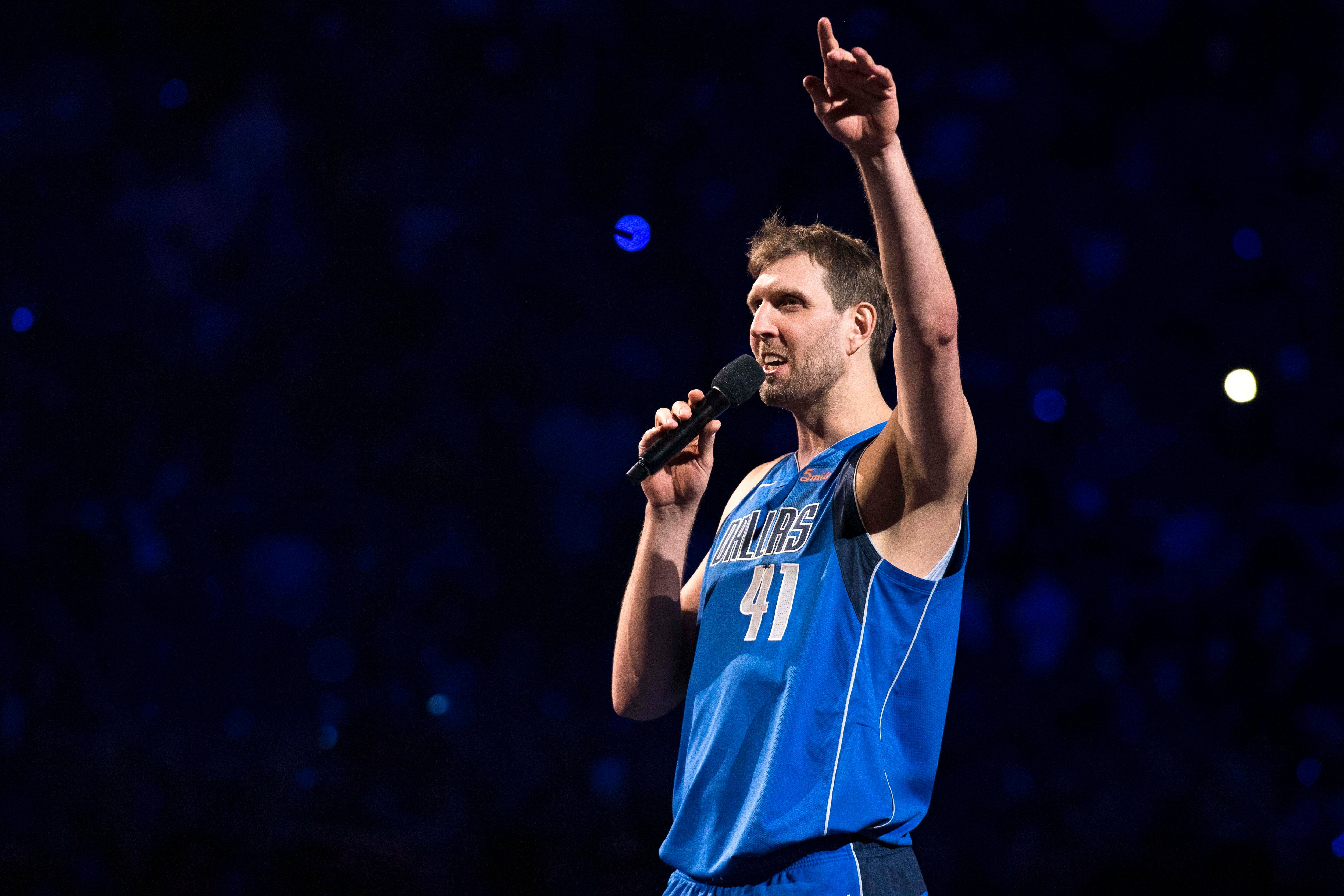 Dirk Nowitzki anuncia emocionado su retirada de la NBA: "Estoy intentando mi respiración de yoga..." Dirk Nowitzki anuncia emocionado su retirada de la NBA: "Estoy intentando mi respiración de yoga..."