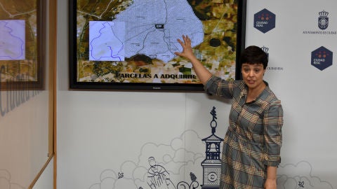 Pilar Zamora, mostrando el mapa de los terrenos que se quieren unir a La Atalaya