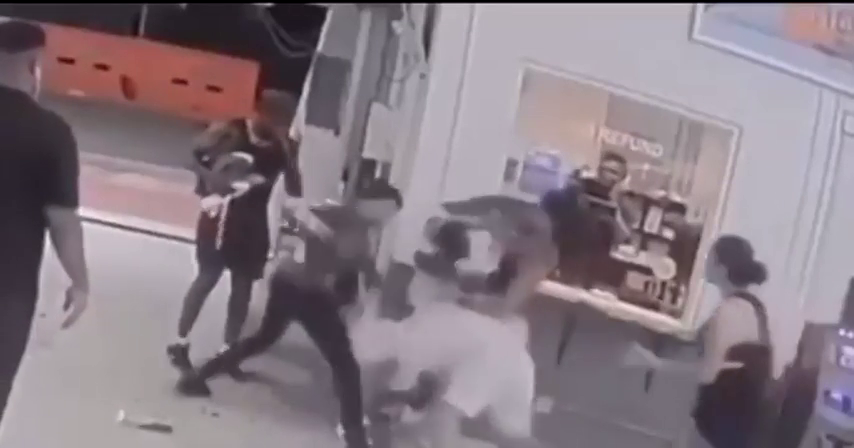 Dos boxeadores dan una brutal paliza a un hombre y dos mujeres en un parking Dos boxeadores dan una brutal paliza a un hombre y dos mujeres en un parking