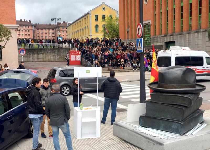 Un herido en un enfrentamiento entre estudiantes y jóvenes de VOX en Oviedo Un herido en un enfrentamiento entre estudiantes y jóvenes de VOX en Oviedo