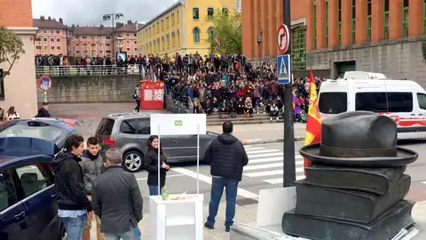 Un herido en un enfrentamiento entre jóvenes y estudiantes de VOX en Oviedo. Un herido en un enfrentamiento entre jóvenes y estudiantes de VOX en Oviedo.