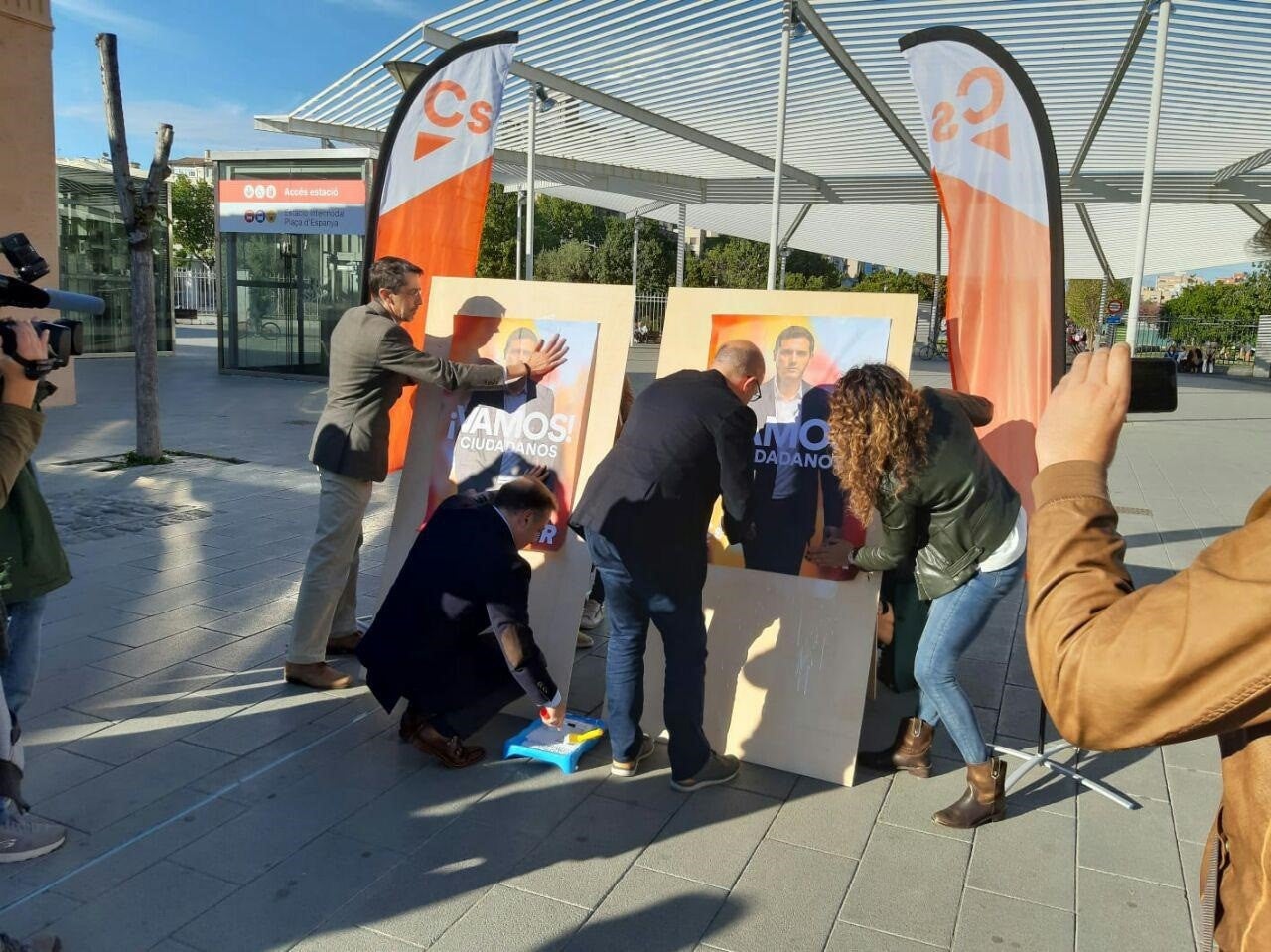 Escrache a Ciudadanos en Santa Coloma de Cervelló: "Nos están diciendo que somos basura y que nos van a matar" Escrache a Ciudadanos en Santa Coloma de Cervelló: "Nos están diciendo que somos basura y que nos van a matar"