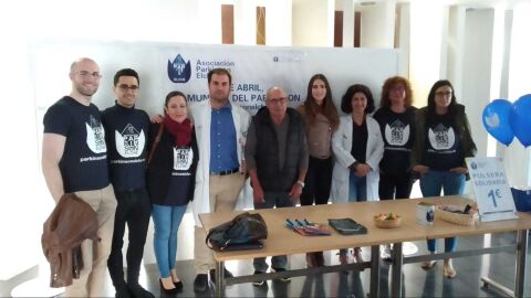 Mesa informativa de la Asociaci&oacute;n Parkinson Elche en el Hospital General.