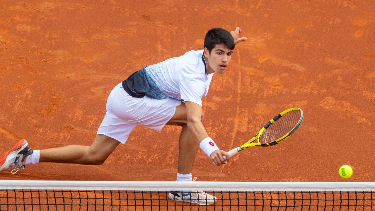 Carlos Alcaraz durante el partido ante Pedro Martínez