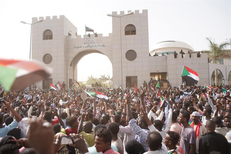 El Ejército de Sudán saca a Omar al Bashir del poder tras 30 años El Ejército de Sudán saca a Omar al Bashir del poder tras 30 años