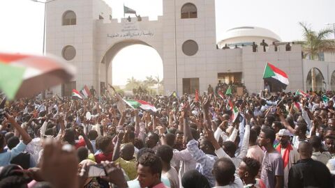 Varios activistas corean consignas para pedir la salida del presidente sudan&eacute;s, Omar al Bashir