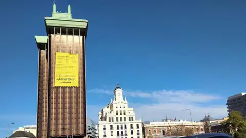 La pancarta que Greenpeace ha colocado en una de las torres de la Plaza de Colón La pancarta que Greenpeace ha colocado en una de las torres de la Plaza de Colón